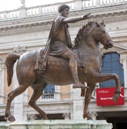 Statua equestre di Marco Aurelio. [Musei Capitolini; treccani.it]