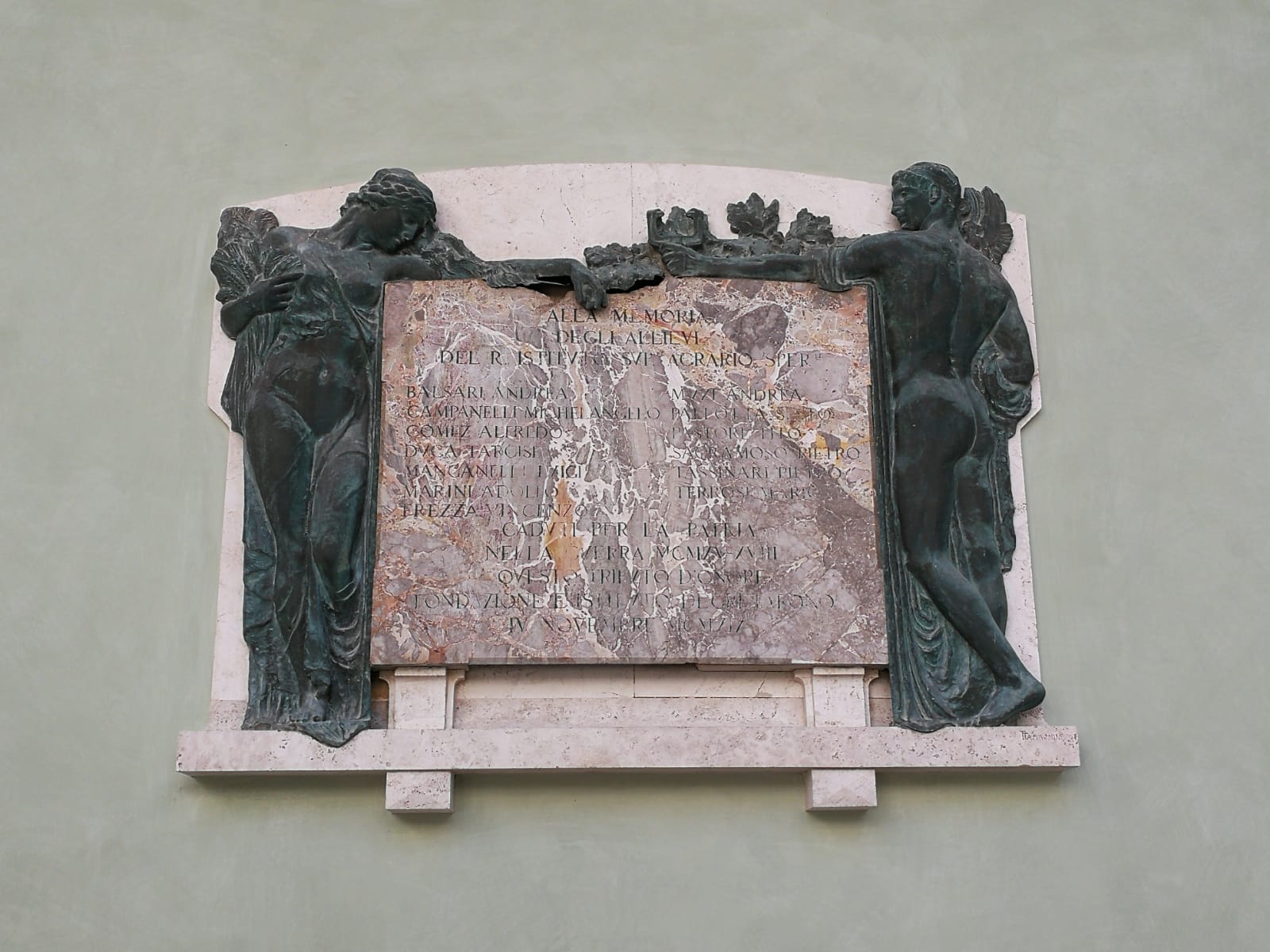 Lapide caduti Istituto Agrario